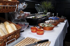 Desayuno con opciones de la cocina local incluido los fines de semana