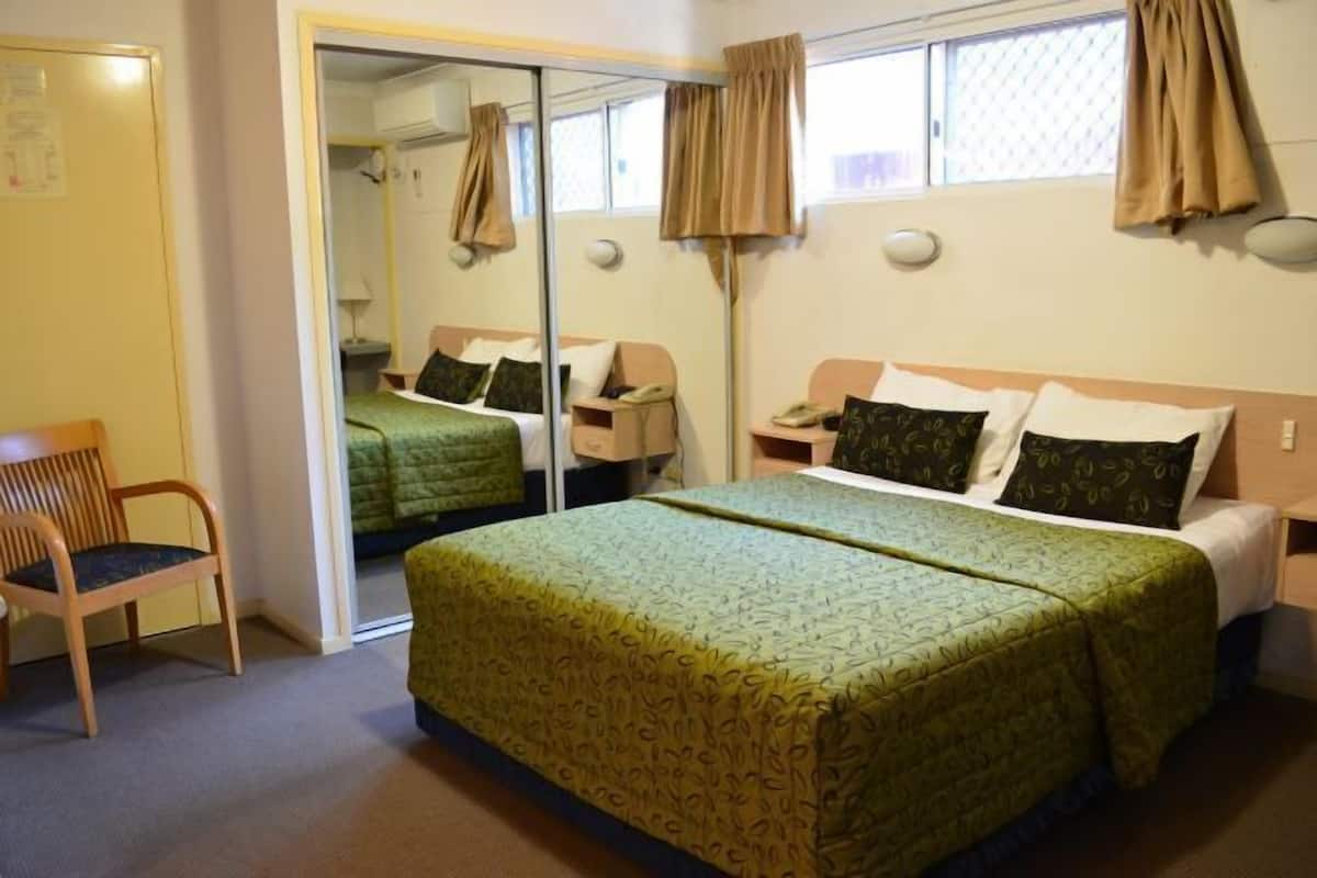 1 bedroom, individually decorated, individually furnished, desk