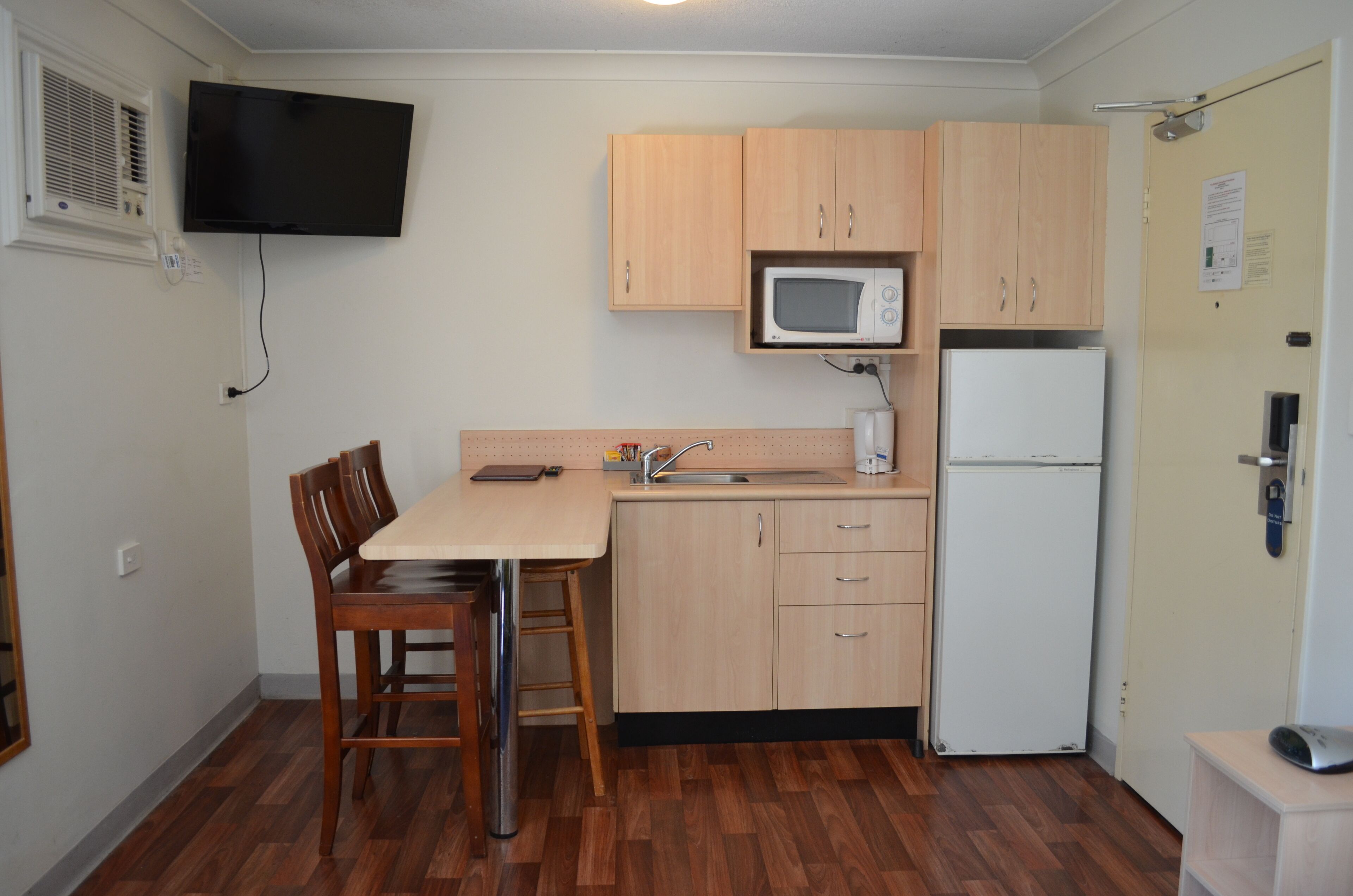 Deluxe Suite | Private kitchenette | Fridge, coffee/tea maker, electric kettle, toaster