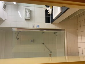 Deluxe Triple Room | Bathroom | Shower, free toiletries, hair dryer, towels - Airport Motel (Hamilton)
