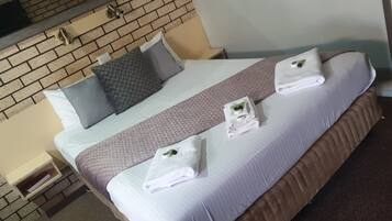Habitación económica con 2 camas individuales | Escritorio, tabla de planchar con plancha, wifi gratis y ropa de cama