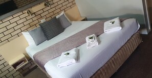 Escritorio, tabla de planchar con plancha, wifi gratis y ropa de cama 