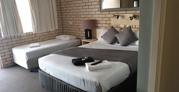 Escritorio, tabla de planchar con plancha, wifi gratis y ropa de cama 