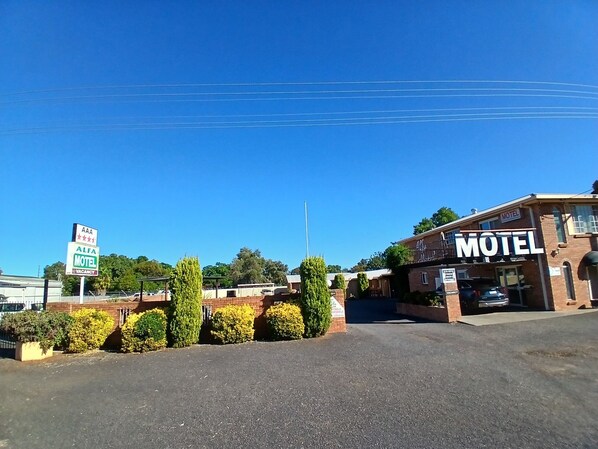 A motel with a large sign indicating a vacancy. - Alfa Motel (Gilgandra)