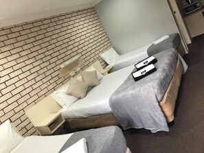 Escritorio, tabla de planchar con plancha, wifi gratis y ropa de cama 