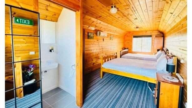 2 Bedroom Chalet | 2 bedrooms, blackout drapes, WiFi (free), individually furnished - Alexanders' Of Richmond (Richmond)