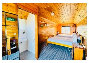 스탠다드룸, 침실 2개 (Alexanders the Chalet) | 2 개의 침실, 암막 커튼, 무료 WiFi, 각각 다르게 가구 비치