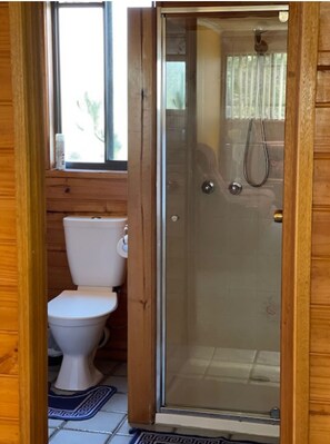 2 Bedroom Chalet | Bathroom | Shower, hair dryer, towels