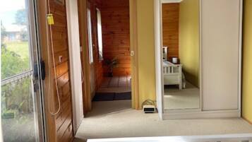 Standard Room, 2 Bedrooms (Alexanders the Chalet) | 2 bilik tidur, dilengkapkan perabot secara berasingan