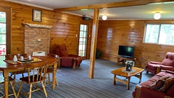 Rom – standard, 2 soverom (Alexanders the Chalet) | Oppholdsområde | Flatskjerm-TV og DVD-spiller