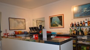 Bar (trong khuôn viên)