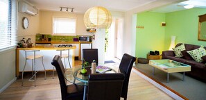 Apartamento estándar, terraza | Zona de estar | Una televisión de pantalla plana, Netflix, servicios de streaming