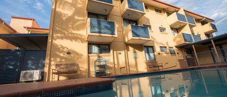 Una piscina al aire libre