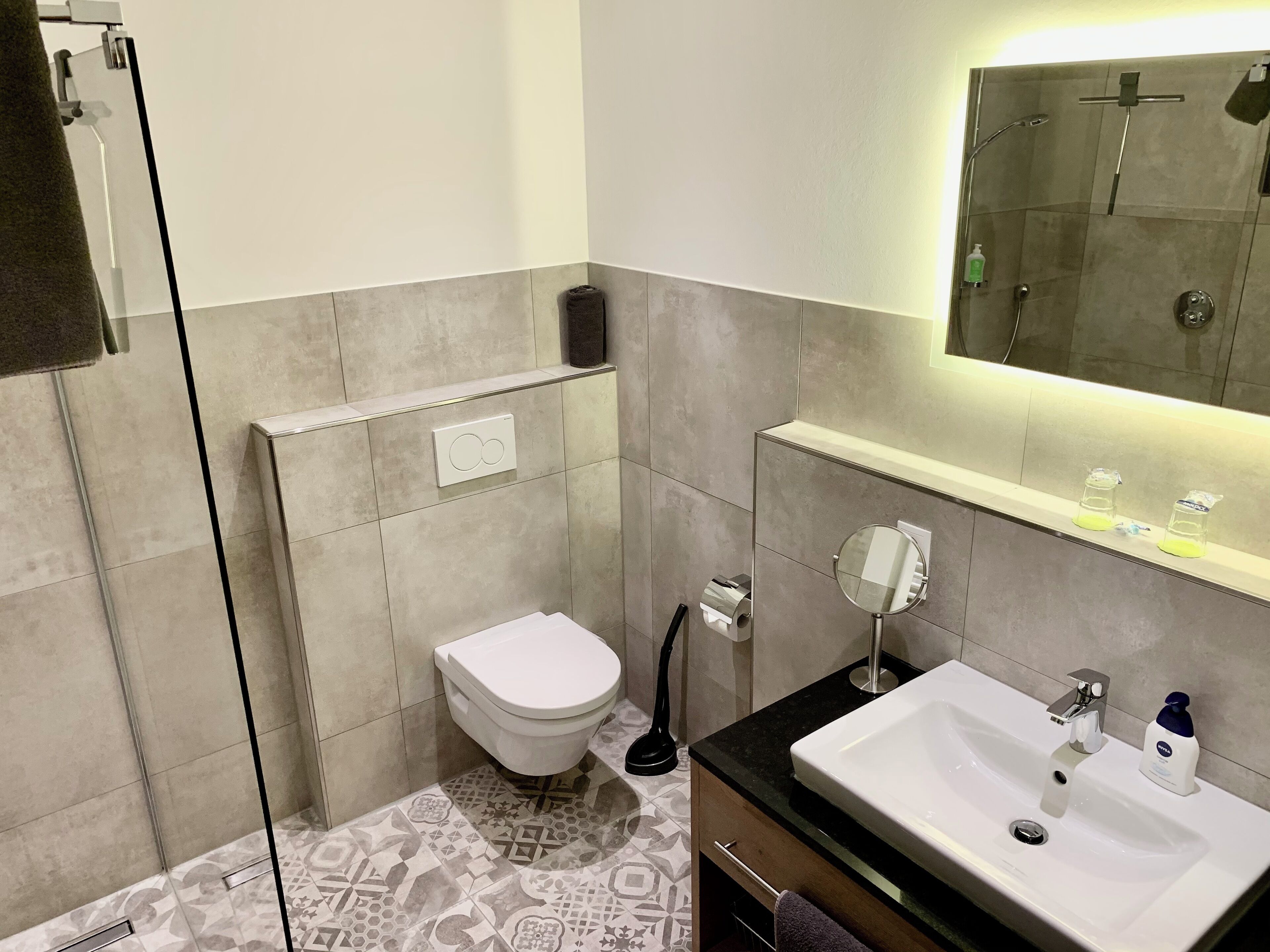 Une salle de bain moderne équipée de toilettes, d’un bidet et d’un lavabo.