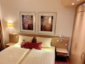 Quarto casal empresarial de uso individual, para não fumantes, vista para o pátio | Roupas de cama premium, escrivaninha, quartos à prova de som