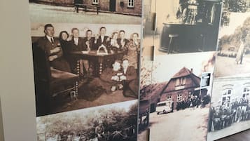Una pared decorada con varias fotografías históricas en blanco y negro.