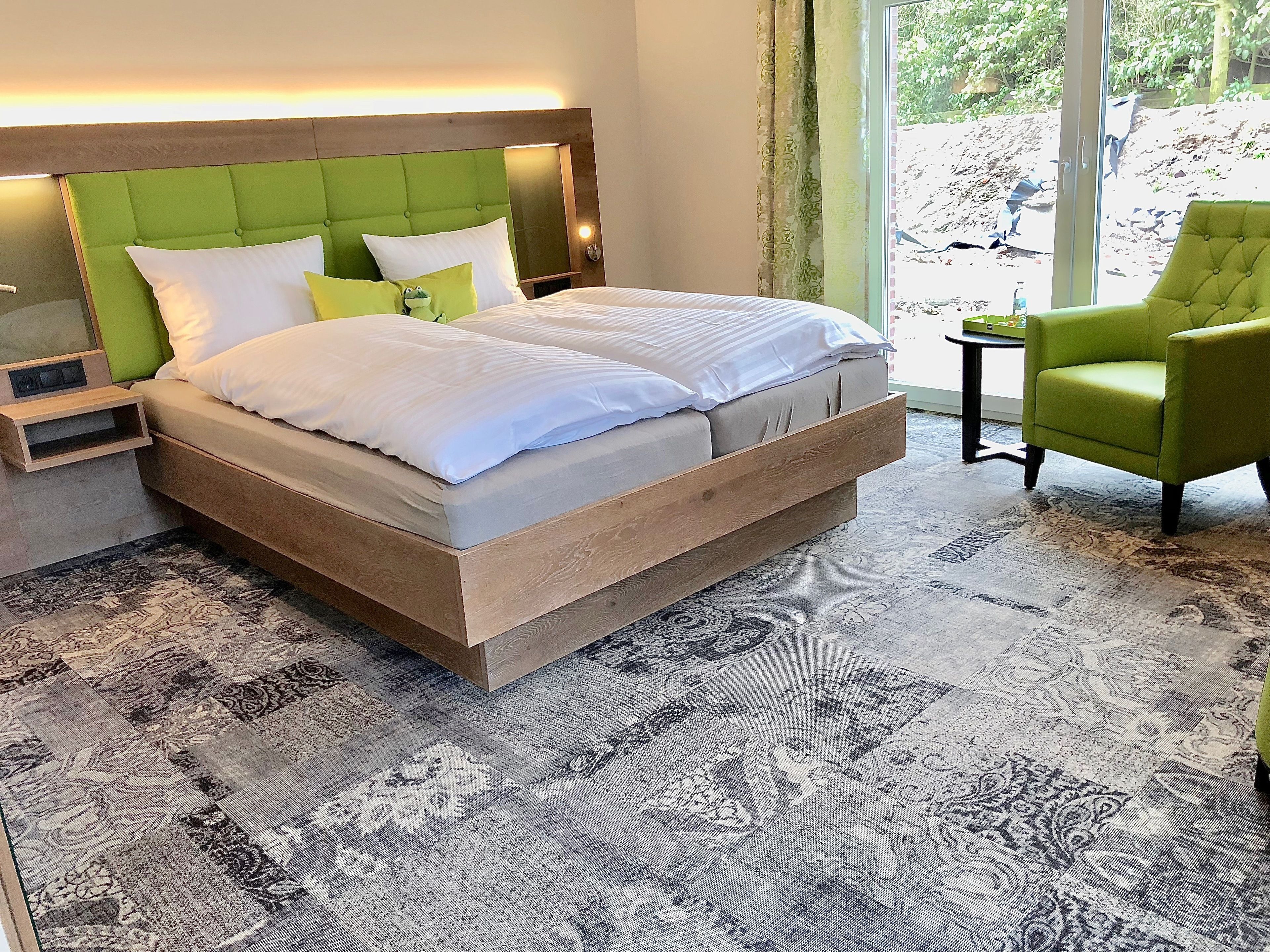 premium bedding, desk, soundproofing, free wifi