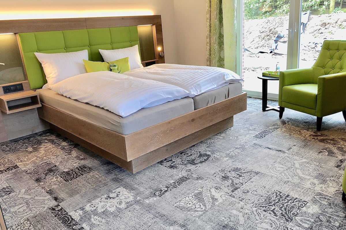 premium bedding, desk, soundproofing, free wifi