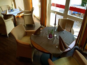 Se sirven cenas y cocina mediterránea