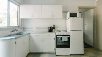 King Parrot Room | Private kitchen | Coffee/tea maker, electric kettle, cookware/dishes/utensils