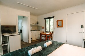 Kamar (Mt Buffalo Room) | Dapur kecil pribadi | Mesin pembuat kopi/teh, ketel listrik, dan peralatan masak/sendok-piring