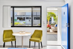 Kahden hengen tavanomainen huone, 1 keskisuuri parisänky, keittotila | Huoneen varustelu