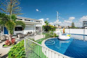 Piscine extérieure, chaises longues