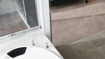Private spa tub