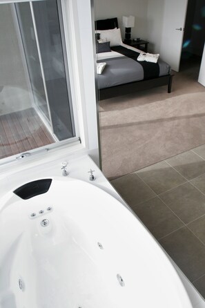Classic Apartment, 2 Bedrooms (Merri Five) | Private spa tub