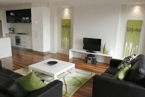 Appartamento Classic, 2 camere da letto (Merri Five) | Area soggiorno | TV a schermo piatto 42 pollici con canali digitali, TV, lettore DVD