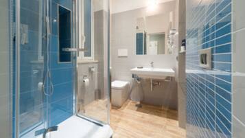 標準雙人房 | 浴室 | 淋浴設備、免費梳洗用品、風筒、提供毛巾