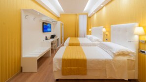 Kamar Triple | Seprai Frette Italia, busa memori, minibar, dan brankas