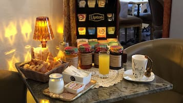 Colazione continentale, servita tutte le mattine (15 EUR a persona)