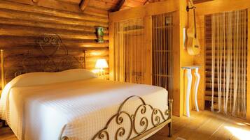 Basic Cabin | Desk, blackout curtains, free WiFi, bed sheets