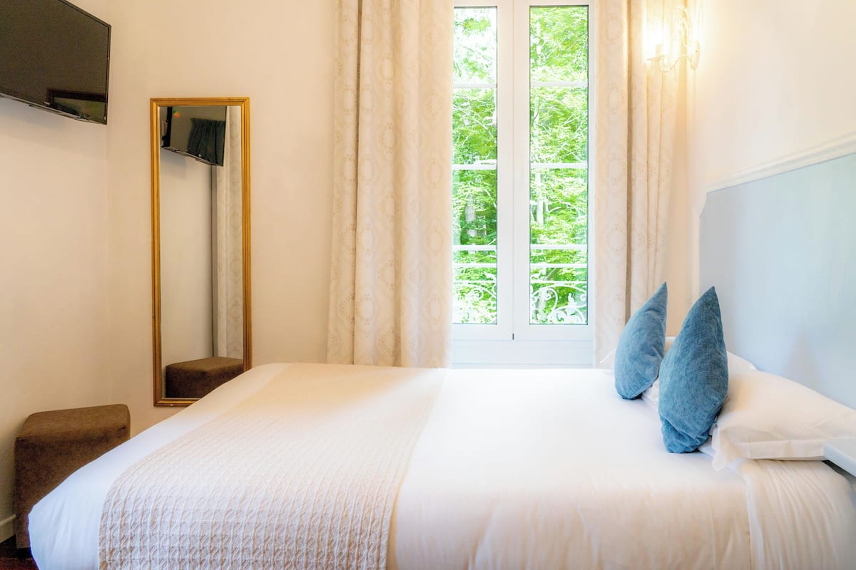 Escritorio, cortinas blackout, wifi gratis y ropa de cama