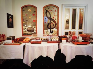 Daily continental breakfast (EUR 15 per person)