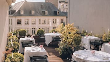 3 restaurants; breakfast, lunch and dinner served
