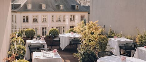 3 restaurants servant le déjeuner, le dßner et le souper