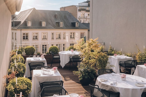 3 restaurants; breakfast, lunch, and dinner served