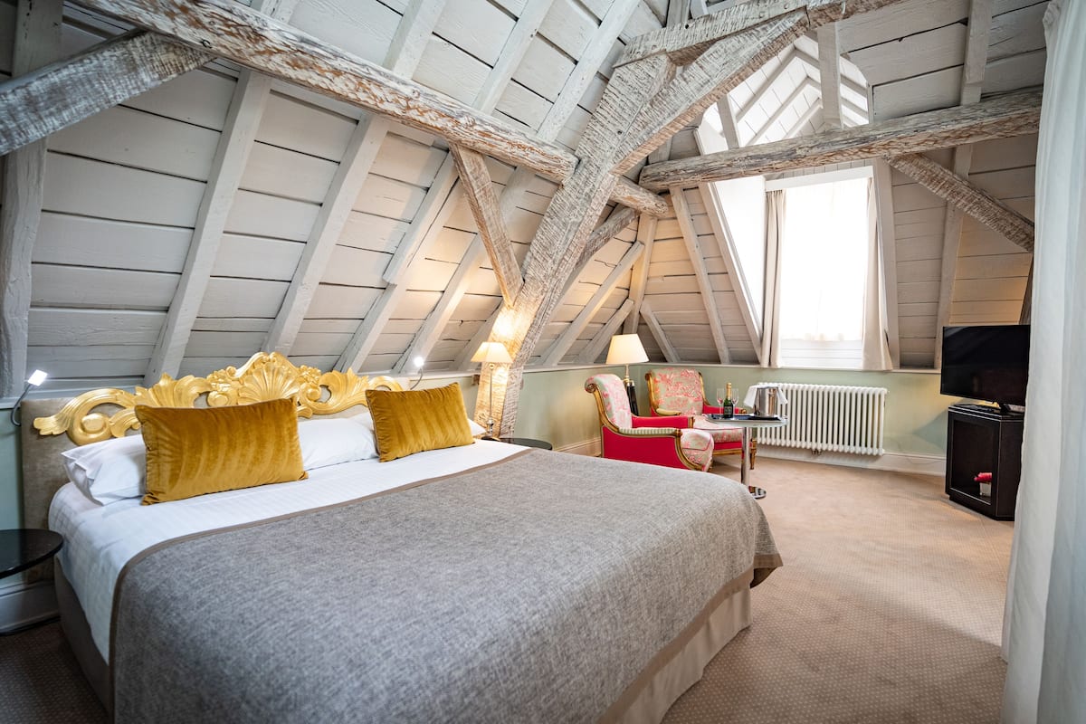 Executive Double Room | Premium bedding, minibar, in-room safe, individually decorated