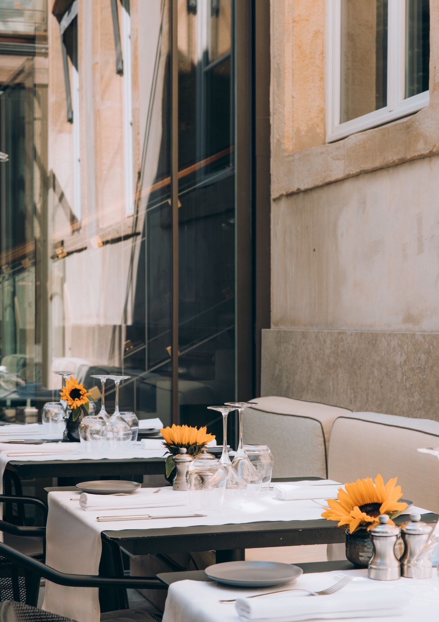 3 restaurants, serveren ontbijt