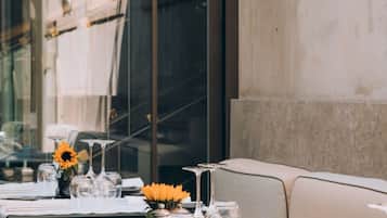 3 restaurants, serveren ontbijt