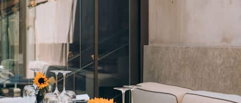 3 restaurants, breakfast served