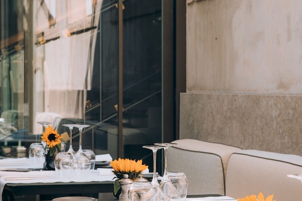 3 restaurants, serveren ontbijt