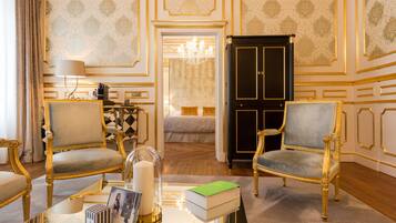 Suite (Cristal) | Premium bedding, minibar, in-room safe, individually decorated