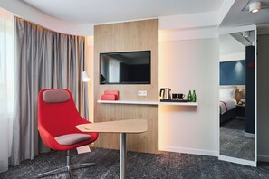 Roupas de cama premium, escrivaninha, espaço de trabalho para notebook