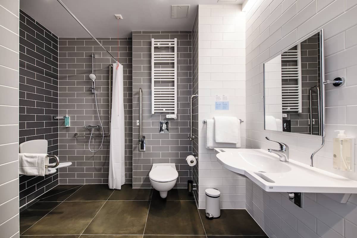 Standard Room, 1 Queen Bed, Accessible | Bathroom | Shower, free toiletries, hair dryer, towels