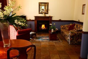 Premium Cottage | Living area | Flat-screen TV, fireplace, DVD player, MP3 dock - Lisson Grove Boutique Resort & Day Spa (Tamborine Mountain)