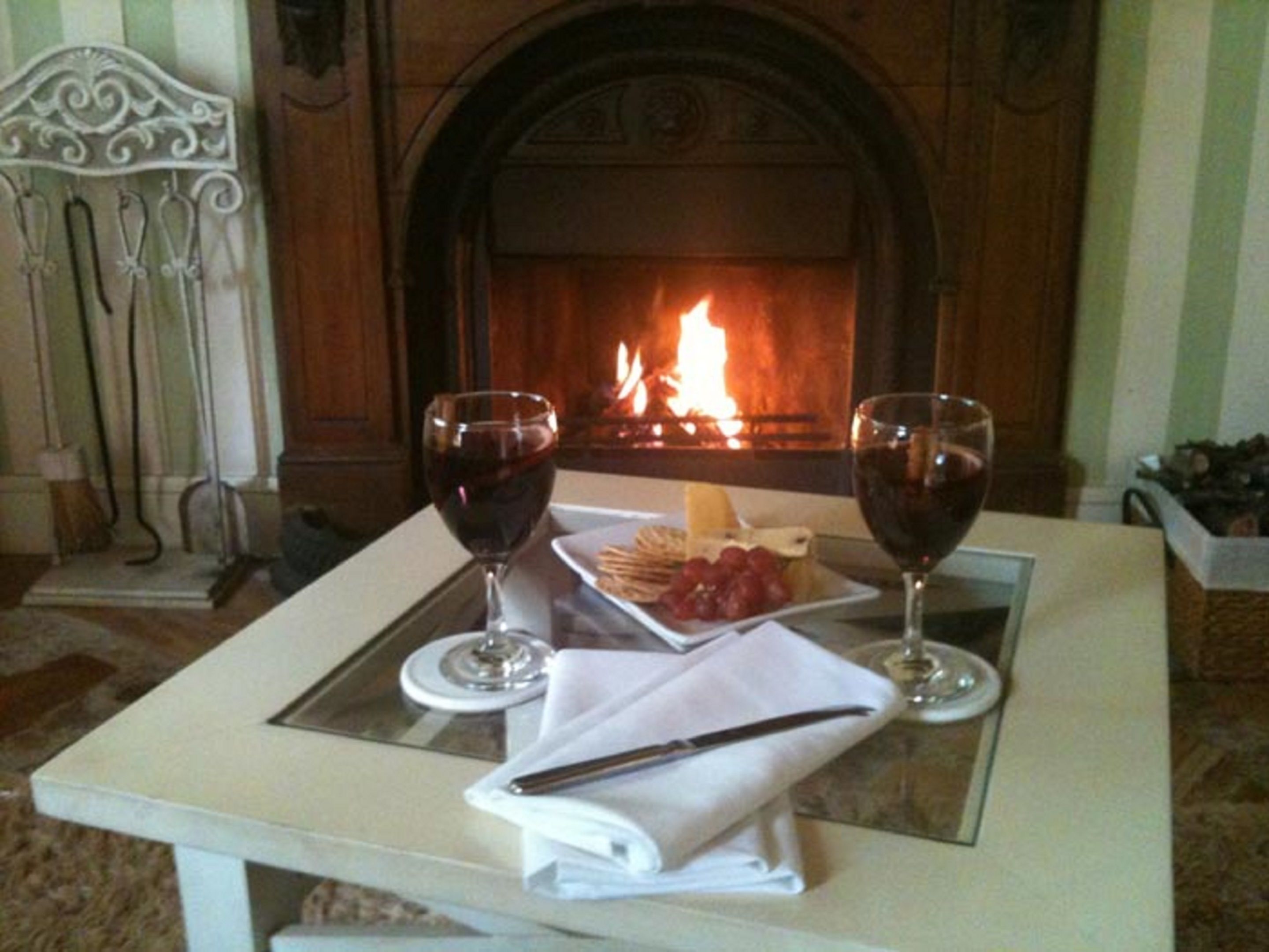 Televisión de pantalla plana, chimenea y reproductor de DVD 