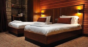 Standard Twin Room, 2 Twin Beds | Premium bedding, desk, free WiFi, bed sheets - The Commercial Hotel (Wishaw)